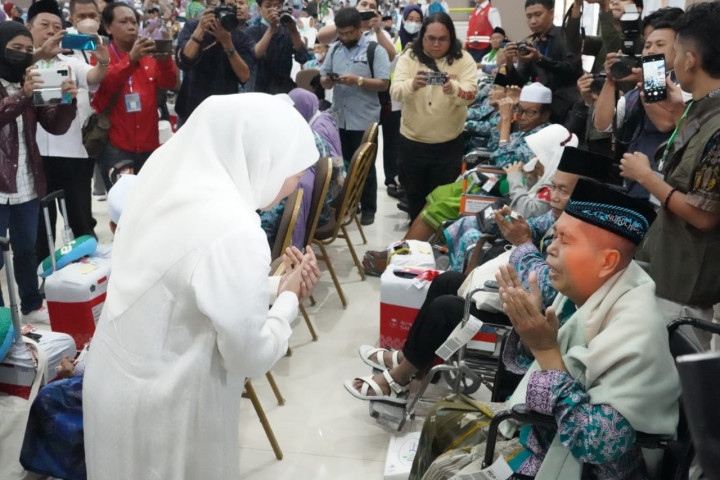 Khofifah Lepas Ratusan Jemaah Haji Asal Bangkalan ke Tanah Suci