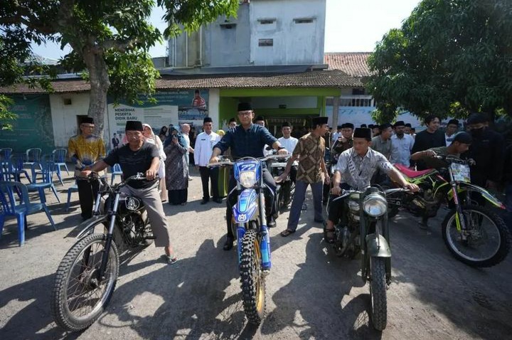 Begini Gaya Anies Baswedan Naik Motor Trail Keliling Pesantren