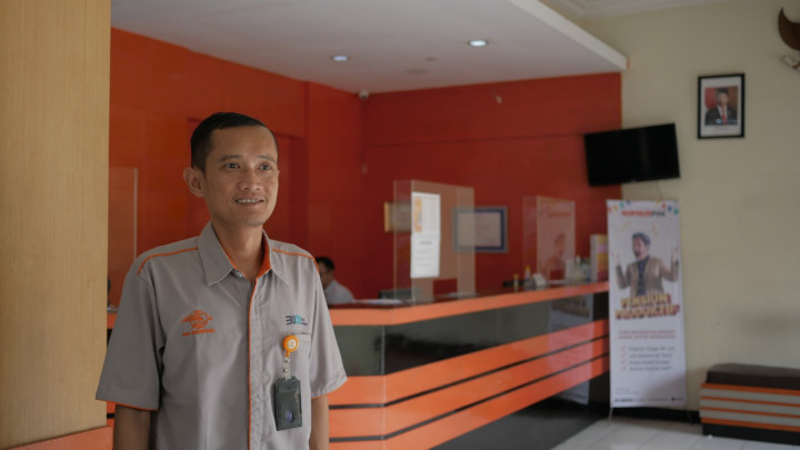 Cuaca Ekstrem dan Medan Menantang, Petugas Kantorpos Batu Pantang Menyerah Salurkan Bansos