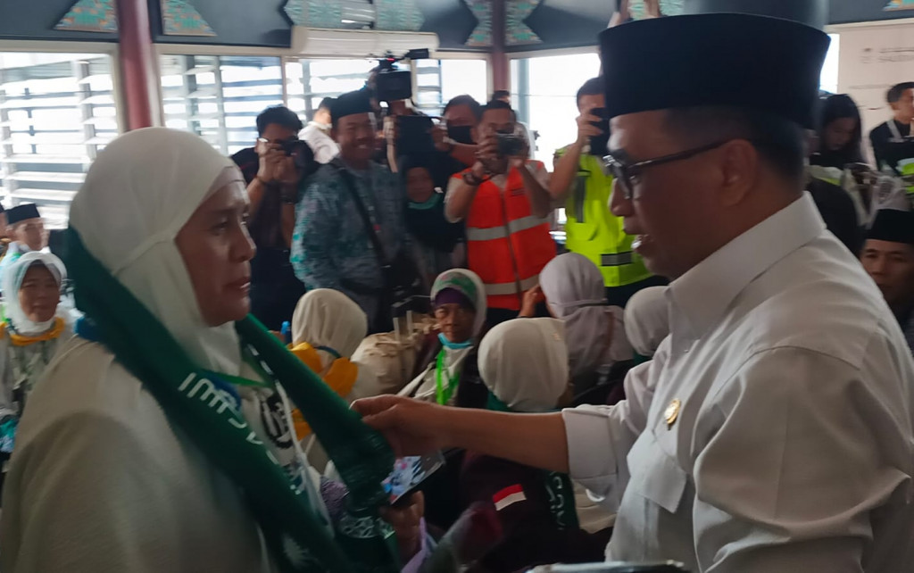 Menteri Perhubungan (Menhub) Budi Karya Sumadi meninjau keberangkatan calon jemaah haji kelompok terbang (kloter) kedua embarkasi Pondok Gede, Jakarta di Terminal 2 Bandara Internasional Soekarno-Hatta, Tangerang.