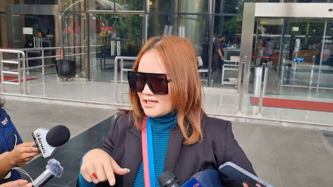 Seorang Wanita Coba Hampiri Hasbi Hasan saat Mau Masuk Gedung KPK