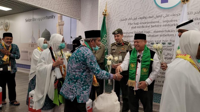 Tiba di Madinah, Calon Jemaah Haji Kloter Pertama Langsung Disambut Dubes RI
