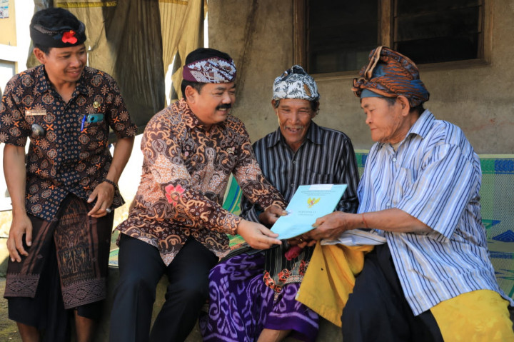 Serahkan Sertifikat Pura, Menteri ATR/BPN Target Semua Tanah Rumah Ibadah Tersertifikasi