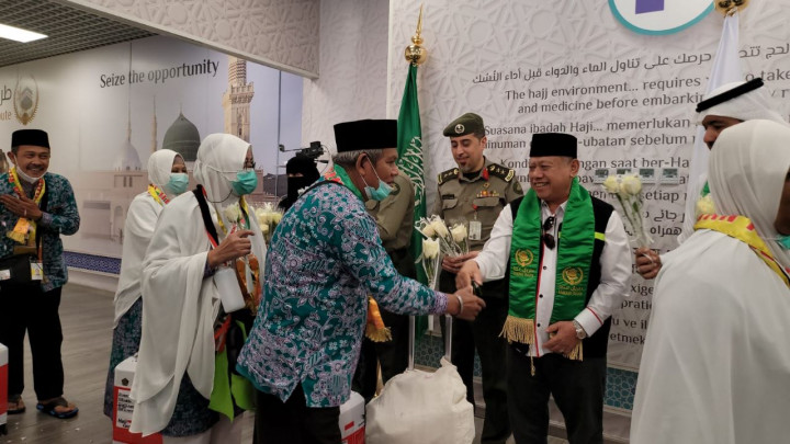 Selamat! Jemaah Haji Indonesia Kloter Pertama Tiba Arab Saudi