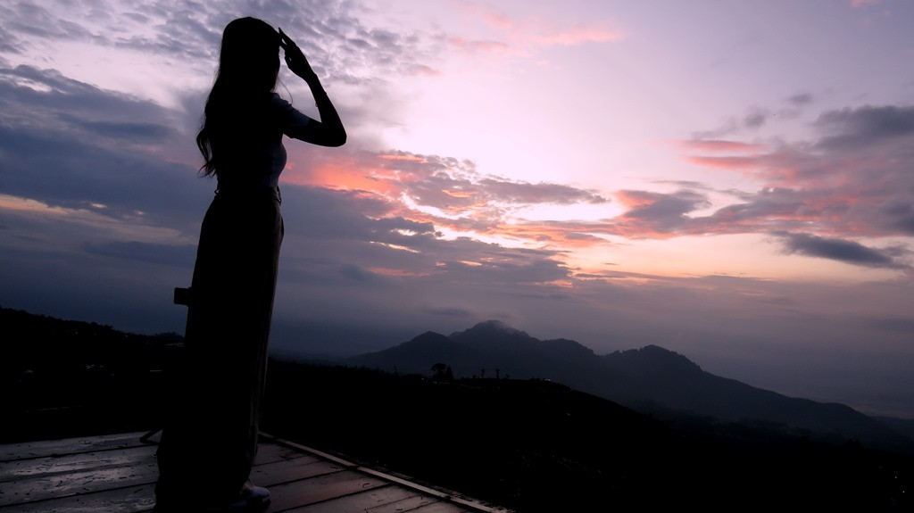Salah satu pengunjung yang ingin menyaksikan sunrise di Silancur Highland. (Foto: A. Firdaus/Medcom)