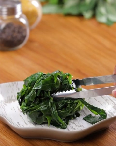 Intip cara buat daun singkong seperti di restoran Padang. (Foto: Dok. Endeus TV)