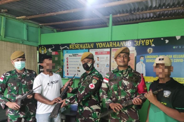 Warga Maluku Utara Serahkan 89 Senpi ke Satgas Yonarhanud 3/Yby