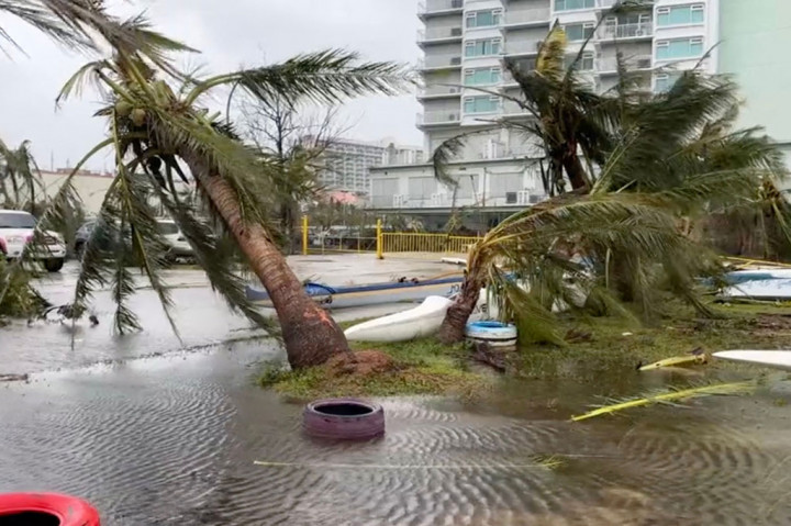 Guam Porak-Poranda Diterjang Topan Mawar