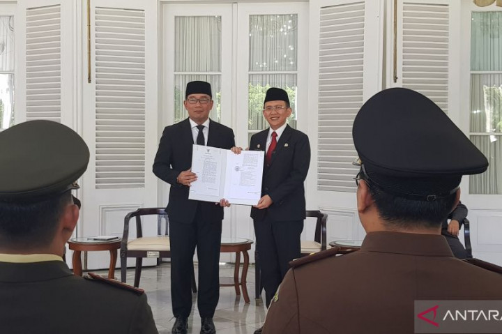 Ridwan Kamil Serahkan SK Perpanjangan Jabatan Pj Bupati Bekasi