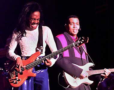 Gitaris Earth, Wind and Fire Meninggal Dunia