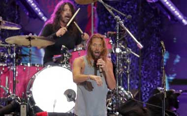 Kenang Mendiang Taylor Hawkins, Dave Grohl Menangis saat Foo Fighters Bawakan 