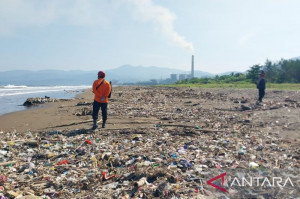 Penuh Sampah, Pantai Talanca Sukabumi Akan Dikembalikan sebagai Tempat Selancar