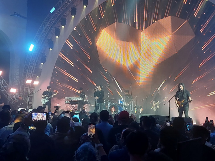Andra and the Backbone Nyanyikan Lagu Dewa 19 di Konser Reminiscing
