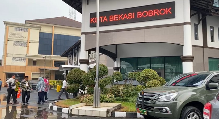 Geger Layar LCD Asrama Haji Bekasi Bertuliskan 'Plt Wali Kota Bekasi Bobrok'