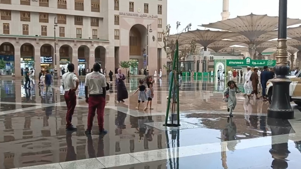 Hujan di Masjid Nabawi. Foto: MI/Windy Diyah Indriantari.