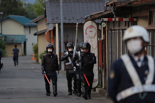 Polisi Jepang di Nakano melakukan penjagaan di sekitar lokasi pembunuhan. Foto: AFP
