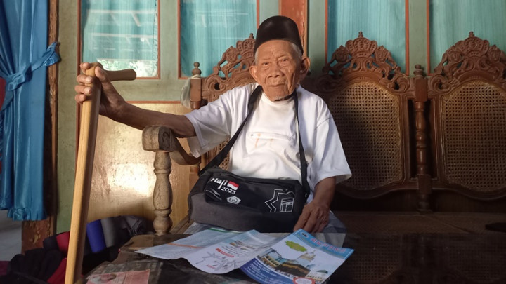 Kisah Kakek Kaslan, Calon Haji Tertua di Jepara dengan Tongkat Kayu