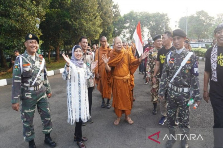 Pemkab Batang Sambut 32 Biksu Thudong ke Candi Borobudur