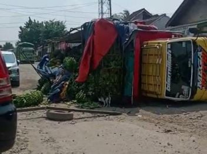 Gegara Jalan Rusak, Truk Pengangkut Pisang di Lampung Tengah Terguling