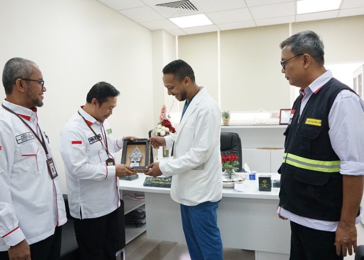 Kunjungan Kepala Daerah Kerja (Daker) Madinah Zainal Mutaqin dan Kasie Kesehatan Haji Indonesia Daker Madinah dr. Thafsin Alfarizi menghasilkan kerja sama bahwa kedua RSAS itu siap menerima rujukan pasien jemaah haji Indonesia di Madinah. Foto: Kemenkes