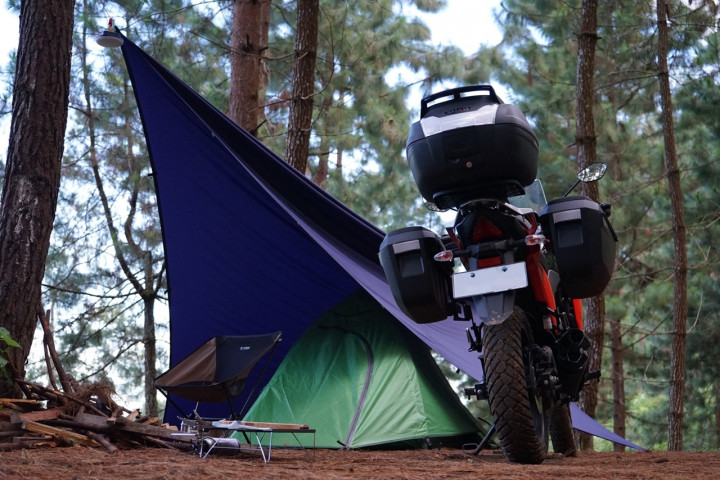 Mau Motoran Sambil Camping? Ini Tipsnya