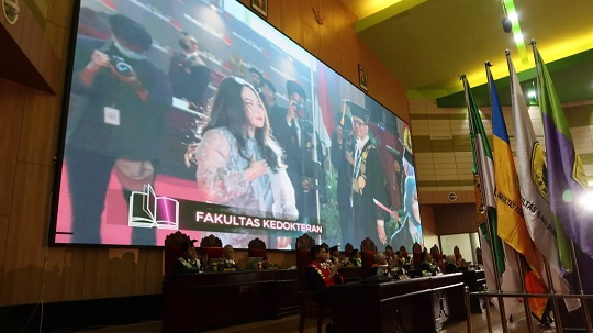 Meninggal Sebelum Wisuda, Lulusan FK Unej Digantikan Adik Saat Terima Ijazah