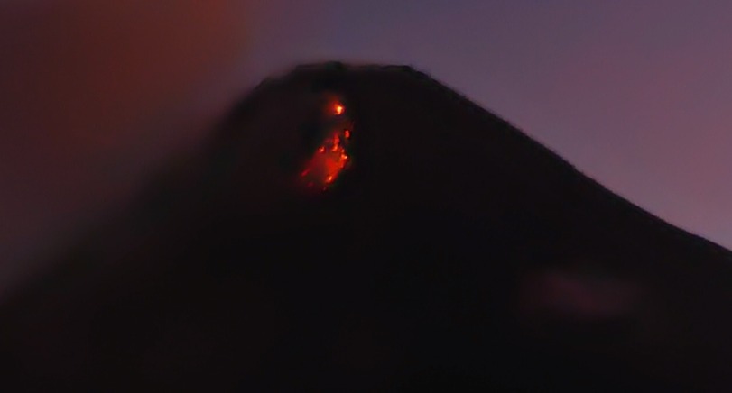 Gunung Marapi yang berada di Kabupaten Agam dan Kabupaten Tanah Datar, Sumatra Barat, mengalami erupsi sebanyak tujuh kali. Foto: Branda Antara