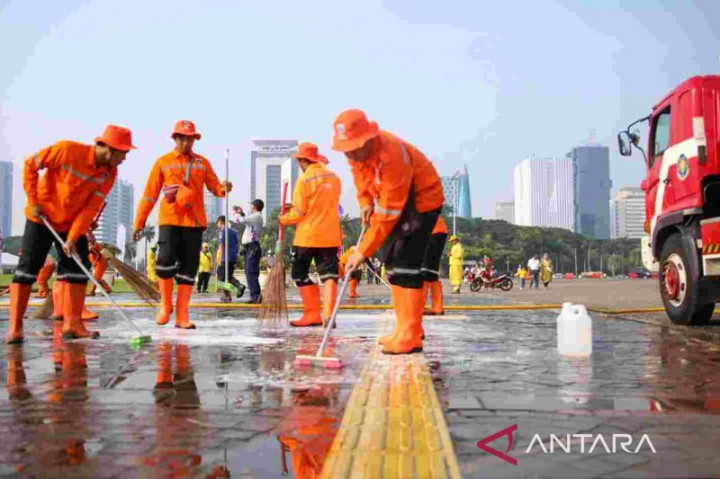 Pemprov DKI Jakarta Bersihkan Kawasan Monas Jelang Hari Lahir Pancasila