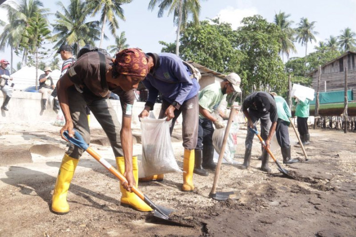 DLH Kota Batam Bersihkan 7 Ton Tumpahan Minyak di Pantai Melayu