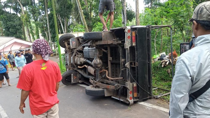Pikap Angkut Buruh Perkebunan Terguling, 18 Orang Terluka