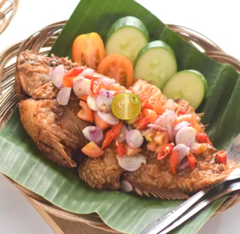 Resep ikan nila goreng garing dengan sambal matah. (Foto: Dok. Endeus TV)