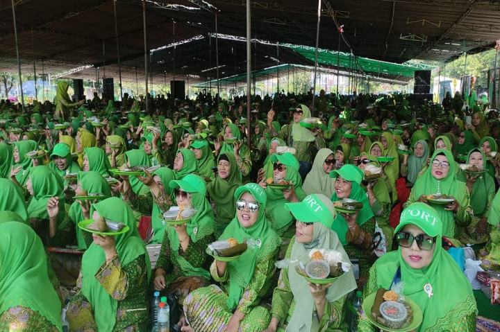Makan Bareng Kupang Lontong Bersama 13 Ribu Muslimat NU Pecahkan Rekor Muri Dunia