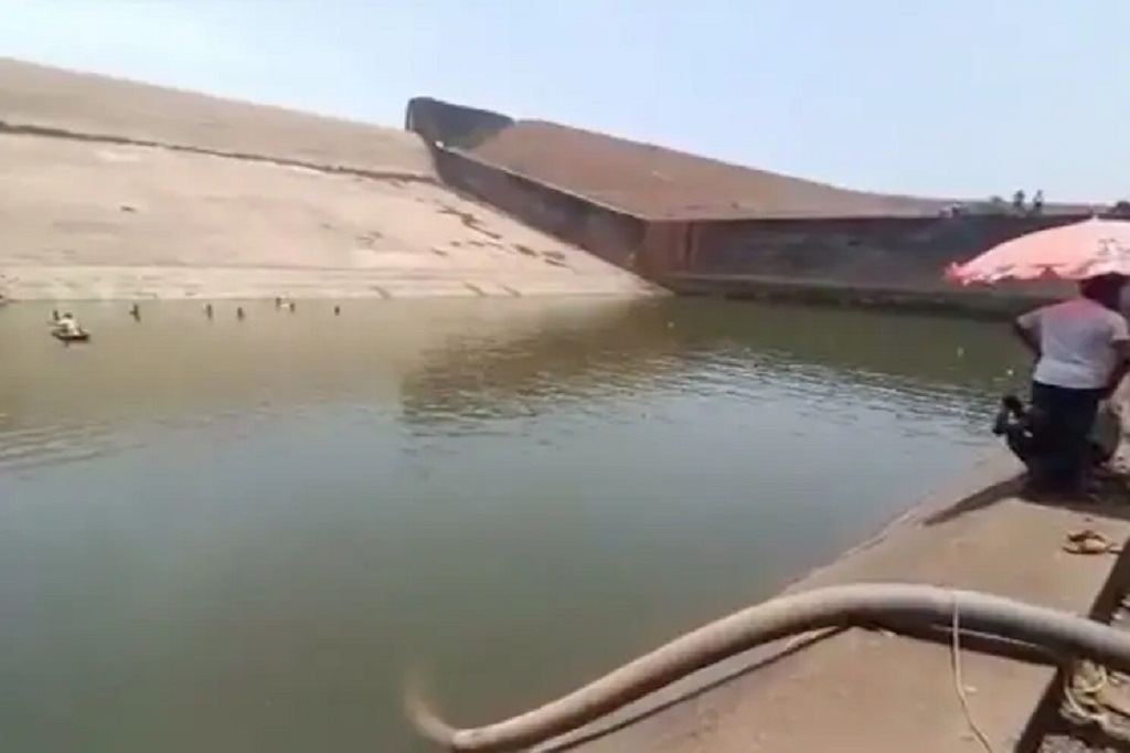 Mesin pompa digunakan untuk menguras Waduk Kherkatta di India. (Twitter/@ramanmann1974)