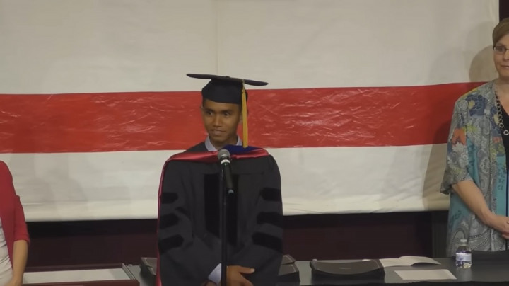 Keren! Pemuda Asal Lombok Beri Pidato Kelulusan S3 di North Carolina AS