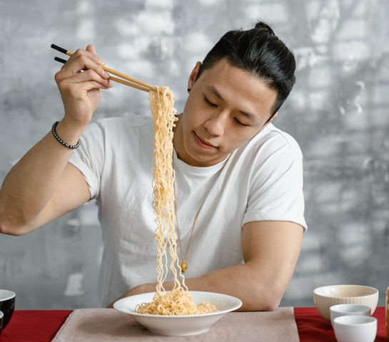 Ini paparan dokter tentang terlalu sering dan berlebihan makan mi instan. (Foto: Ilustrasi/Dok. Pexels.com)