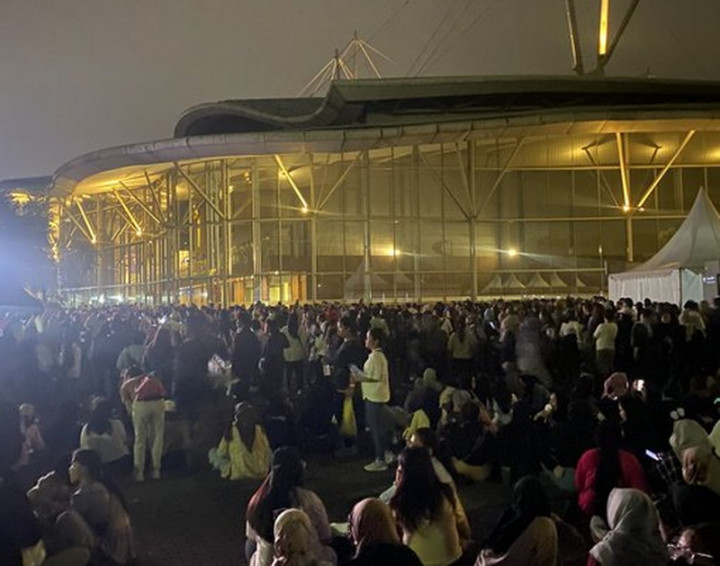 Momen ARMY Nonton Konser Suga BTS dari Luar Venue