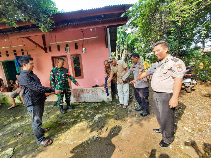 Bayi Laki-Laki Berkalung Emas Ditemukan Tergeletak bersama Sepucuk Surat