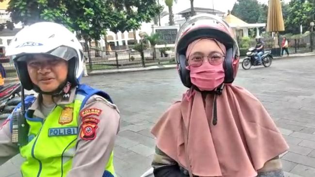 Ada-Ada Saja, Ibu Hamil Ini Ngidam Dibonceng Polisi