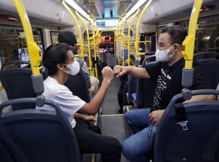 Anies Unggah Momen Naik Bus Listrik, <i>Caption</i>-nya jadi Sorotan Publik