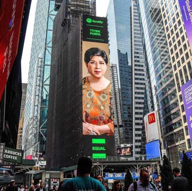 Keren! Wajah Titiek Puspa Terpampang di Times Square New York!