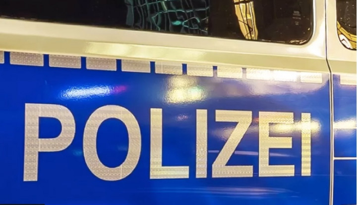 Aparat Jerman Salah Tangkap Penari Erotis Berkostum Polisi