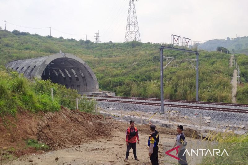 Warga Sekitar Jalur Kereta Cepat Jakarta-Bandung Diminta Tak Terbangkan Layangan dan Drone