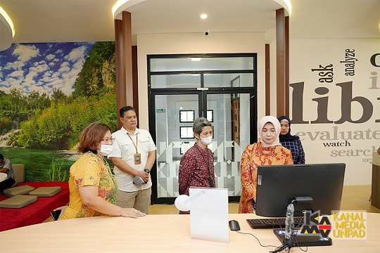 Rektor Universitas Padjadjaran Rina Indiastuti meninjau fasilitas perpustakaan di kampus Fakultas Hukum Universitas Padjadjaran, Jatinangor. DOK Unpad