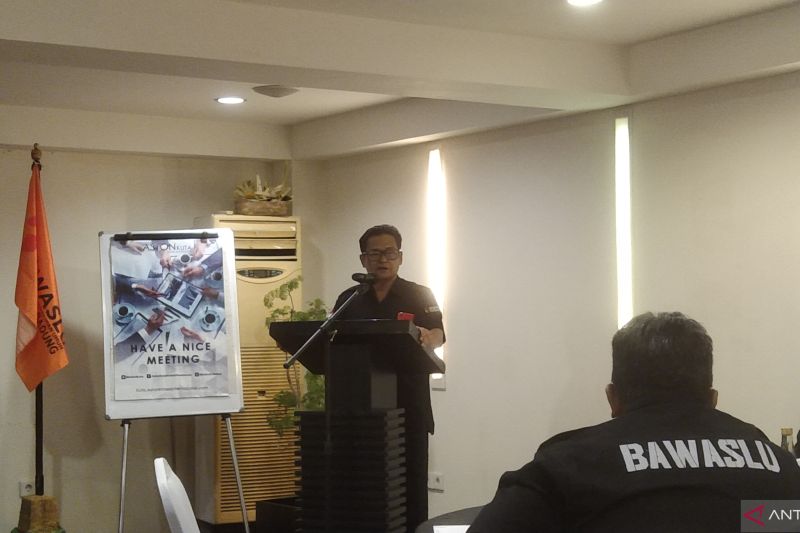 Ketua Bawaslu Badung, Bali, I Ketut Alit Astasoma memberikan sambutan di sela konsolidasi penguatan kelembagaan Bawaslu di Kuta, Bali, Selasa (30/5/2023) ANTARA/Dewa Ketut Sudiarta Wiguna