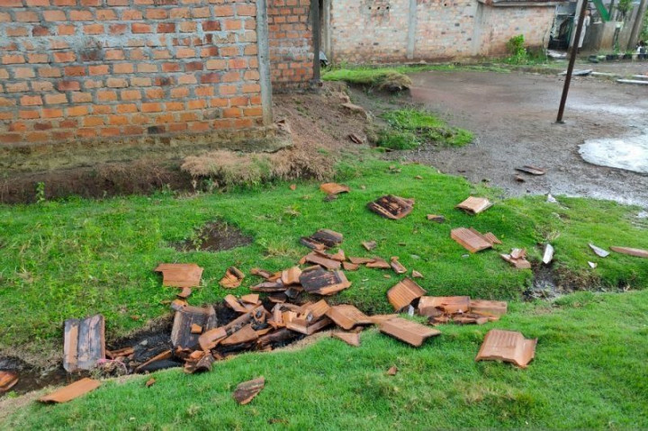 Hujan Es Rusak Sejumlah Atap Rumah Warga di OKU Timur Sumsel