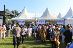 Peringati Waisak, Ribuan Warga Ikuti Pengobatan Gratis di Borobudur