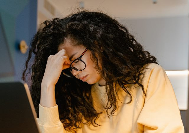Ada beberapa alasan mengapa kamu mengalami sakit kepala setelah bangun tidur di pagi hari. (Foto: Ilustrasi/Dok. Pexels.com)