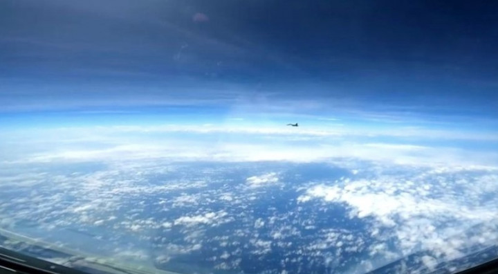 Panas di Udara! Jet Tempur Tiongkok Cegat Pesawat Mata-Mata AS