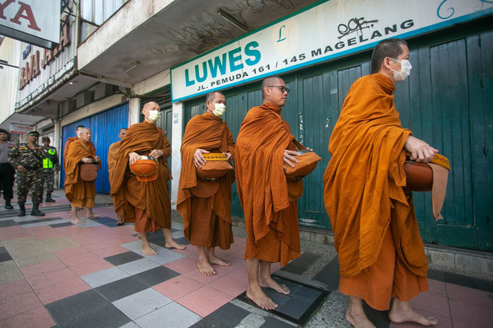 Puluhan Biksu Lakukan Pindapata di Magelang