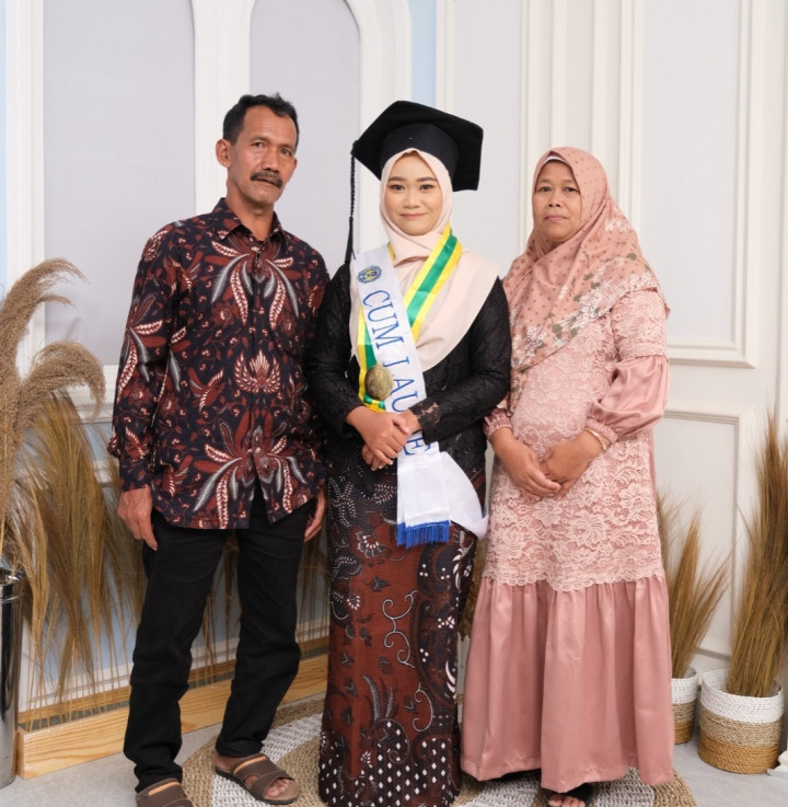 Wisuda UNY, Anak Buruh Bangunan Jadi Lulusan Tercepat dan Cum Laude